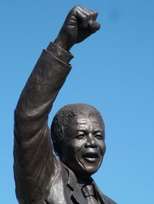 Nelson Mandela Statue, Victor Verster Prison, Wemmershoek, South Africa por la escultora de Ciudad del Cabo Jean Doyle